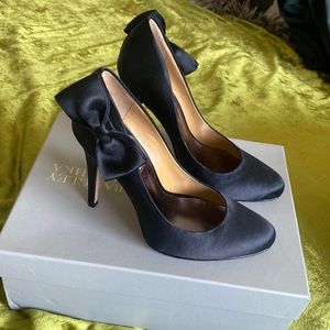 Badgley Mischka heels with bow detail Sz 7.5